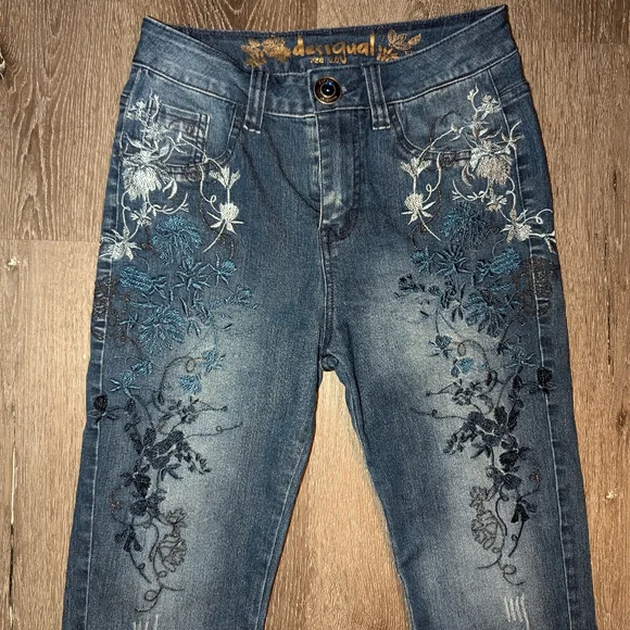 Desigual Embroidered Cropped Jeans/Capris - Picture 6 of 7